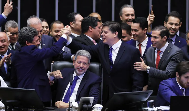 Câmara aprova PEC do ajuste fiscal em primeiro turno com ampla margem de votos