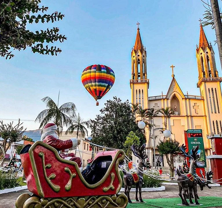 Papai Noel vai chegar de balão e saltar de paraquedas em Praia Grande neste domingo