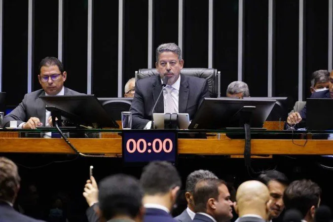 PEC aprovada pelo Congresso altera abono salarial, Fundeb e supersalários no funcionalismo