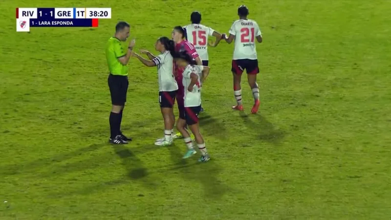 Grêmio x River Plate: Feminino é encerrado com 6 expulsões e acusação de racismo