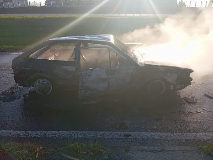 SOMBRIO: Carro pega fogo na marginal da BR-101