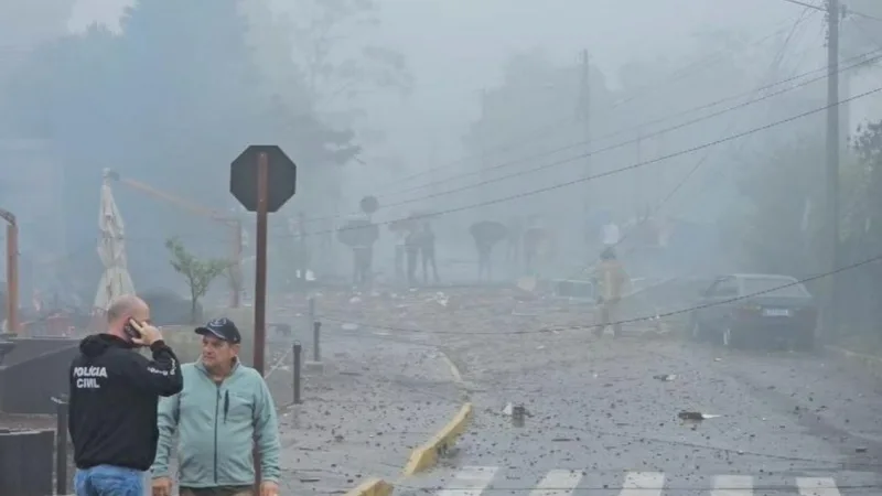 [VÍDEO] Avião de pequeno porte cai no centro de Gramado/RS