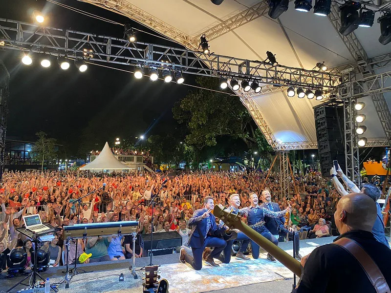 Público lota Praça Hercílio Luz em show da Família Lima