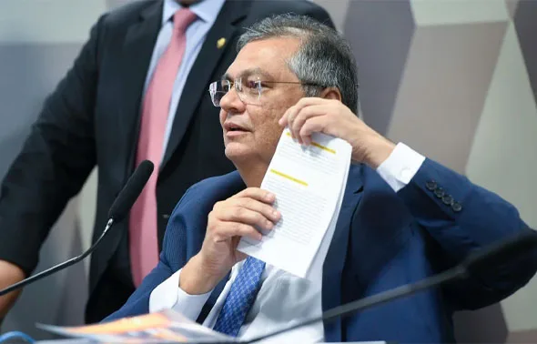 Dino determina suspensão de pagamento de R$ 4,2 bilhões em emendas e solicita investigação da PF