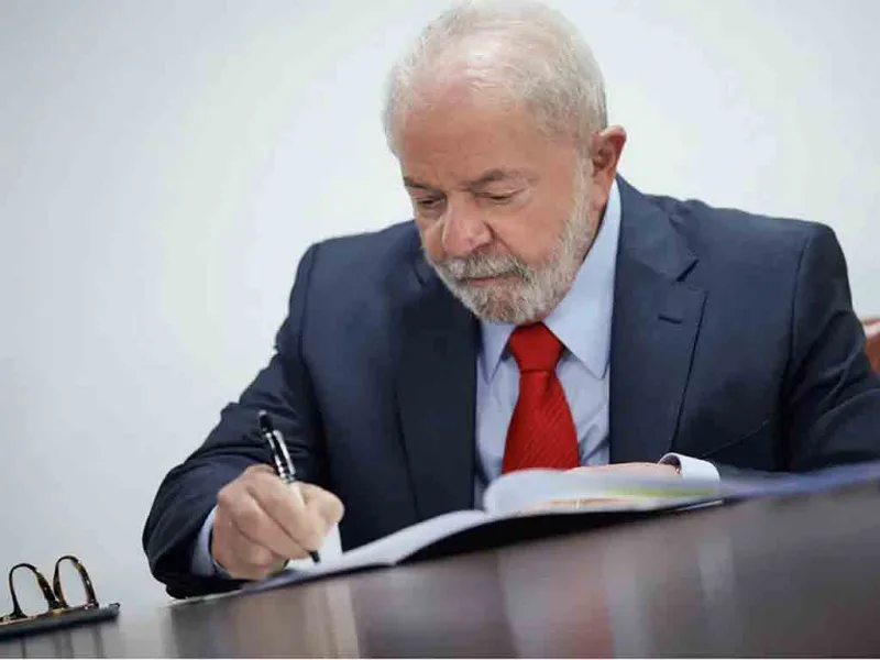 Lula assina nova legislação para reajuste do salário mínimo com teto de 2,5%