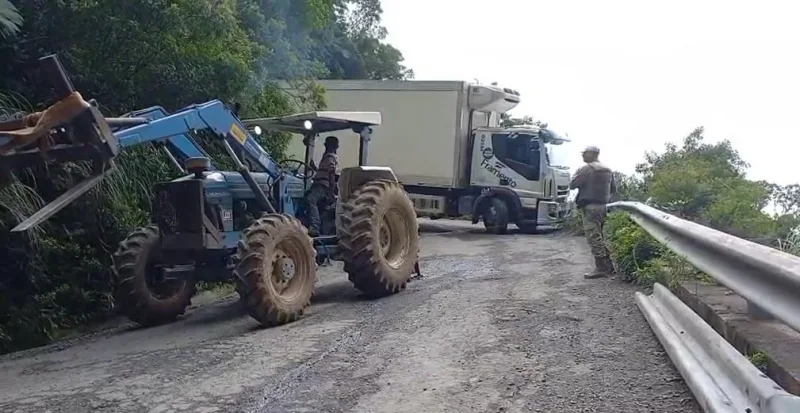 Serra do Corvo Branco é liberada ao tráfego após caminhão ficar preso em curva