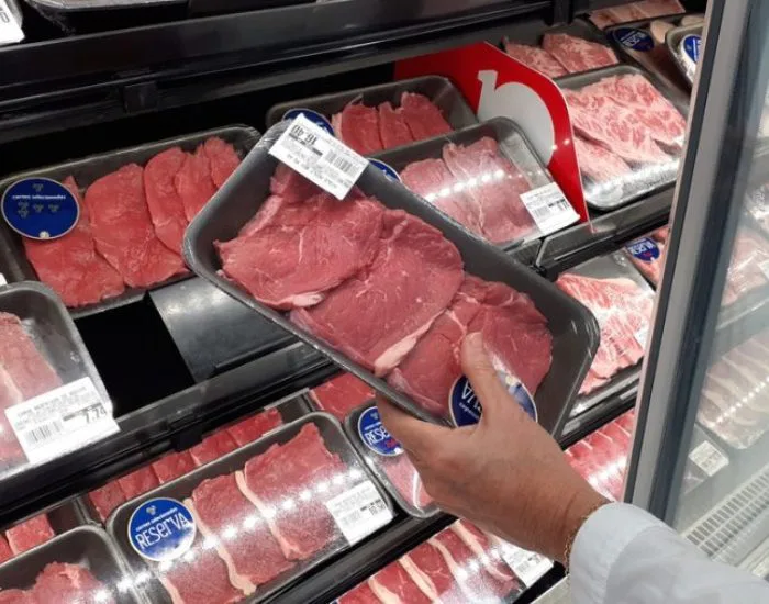 Tubarão: funcionário de supermercado é flagrado furtando R$ 640 em peças de carne
