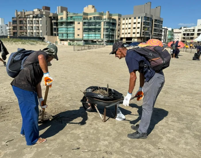 Acúmulo de lixo nas praias, faz prefeito de Laguna convocar população para mutirão de limpeza