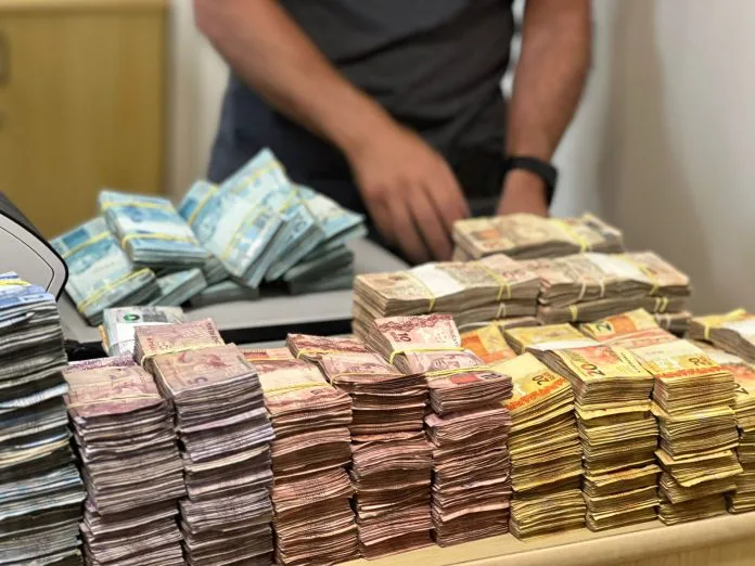 PRF encontra mais de R$ 400 mil escondidos em veículo na BR-101