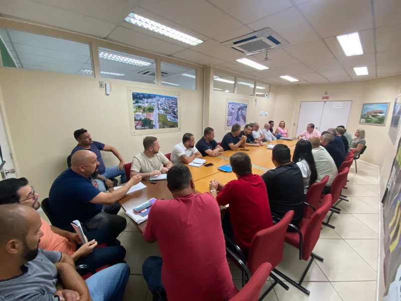 Prefeito Neguinho Reúne Secretários e Equipe para Planejar Melhorias nos Serviços Básicos da Cidade