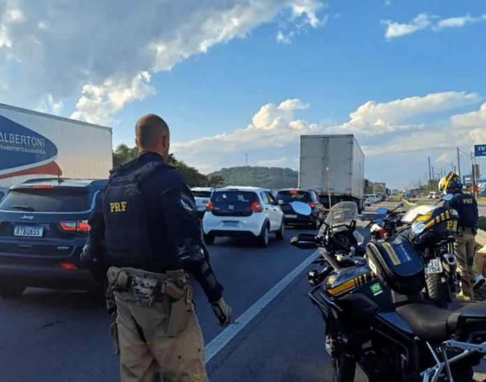 PRF flagra centenas de veículos transitando pelo acostamento em SC