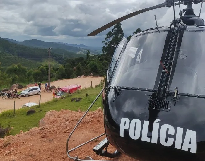 Homem cai de cerca de 4 metros enquanto lavava telhado de casa