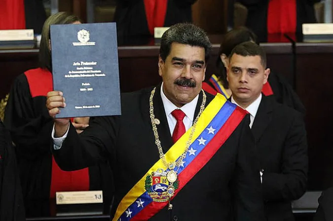 Em meio a protestos e incertezas, Nicolás Maduro assume terceiro mandato na Venezuela nesta sexta