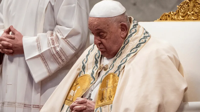 Vaticano permite que gays sejam padres desde que não tenham relações sexuais