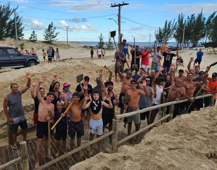 Voluntários se unem para desobstruir passarela de acesso à praia no Balneário Camacho, em Jaguaruna