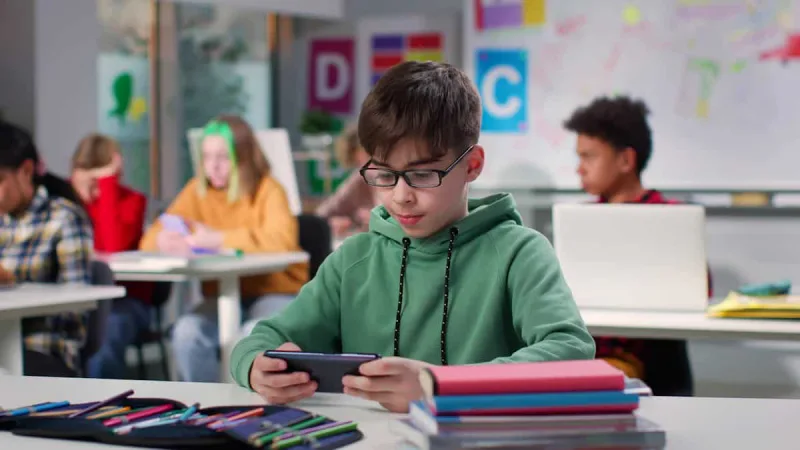 Novo projeto de lei que restringe uso de celular nas escolas deve ser sancionada hoje