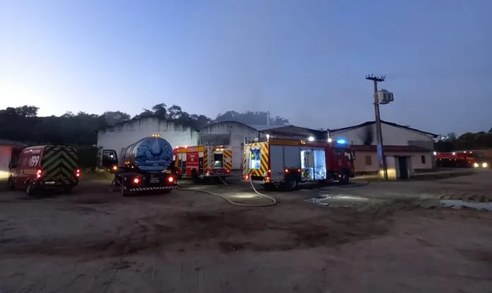 Bombeiros apagam incêndio em estoque de indústria em Sangão