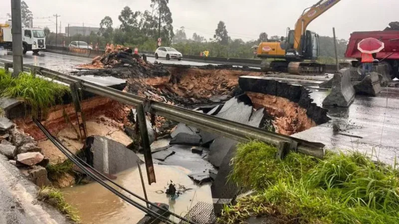 Cratera interdita BR-101 em Biguaçu após fortes chuvas em SC