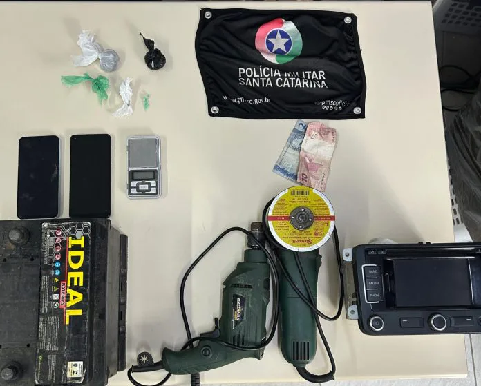 Polícia Militar realiza apreensão de drogas e objetos furtados em Criciúma