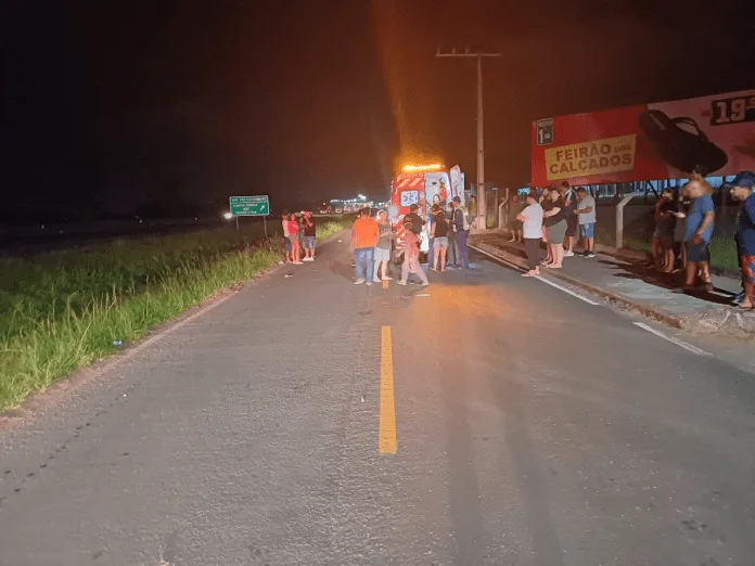 Motorista foge após atropelar seis pessoas na marginal da BR-101