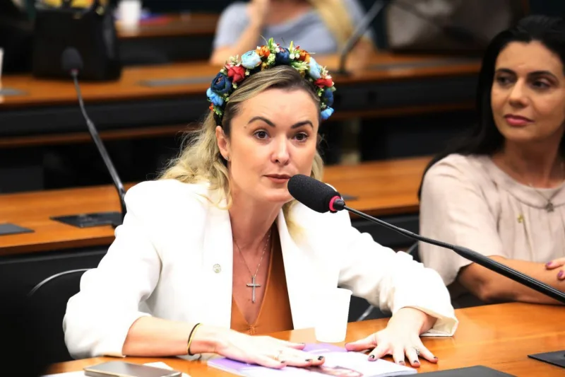 Deputada Julia Zanatta dispara: "O regime Lula não permitiu que Bolsonaro participasse dos eventos da posse de Trump"