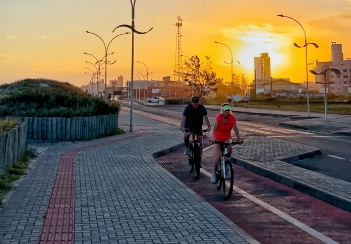 Balneário Rincão está instalando nova ciclofaixa