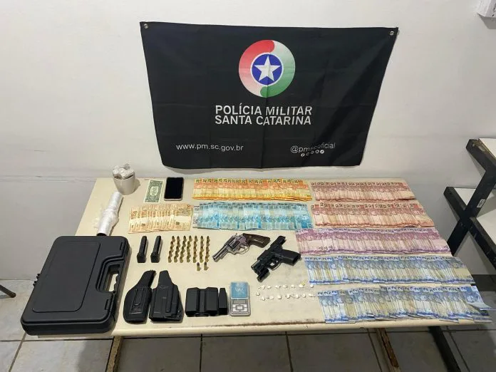 Jovem é preso com posse armas, drogas, munições e dinheiro