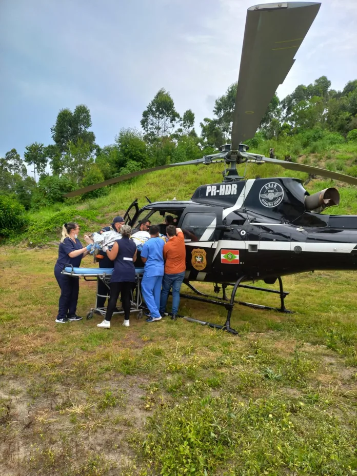 Idoso sofre infarto e é transferido de helicóptero de Imaruí para Tubarão