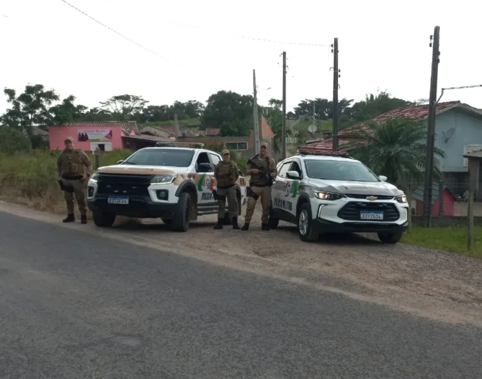Motorista é flagrado com arma no carro após tentativa de fuga da PM