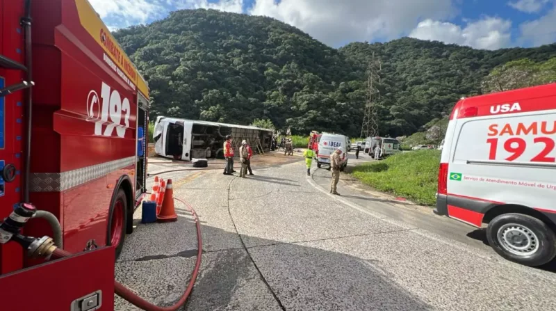 Pelo menos 24 pessoas são conduzidas a hospitais após ônibus tombar na Serra Dona Francisca