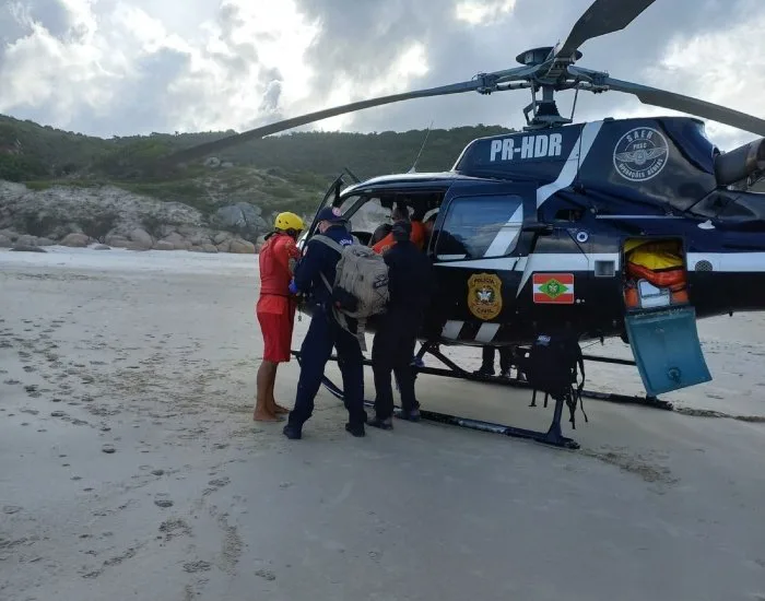 Homem fica ferido em trilha de praia de Laguna e é socorrido pela aeronave do Saer