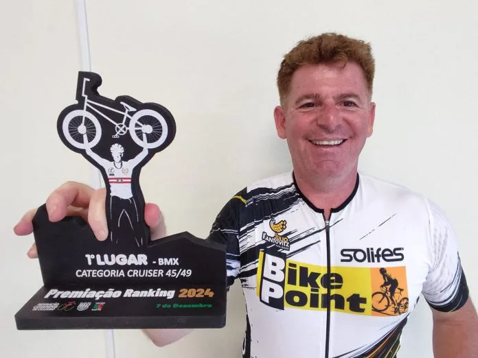 Tocha recebe premiação por título no BMX