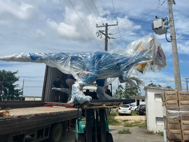 Dinossauros animatrônicos chegam a Araranguá para impulsionar o turismo
