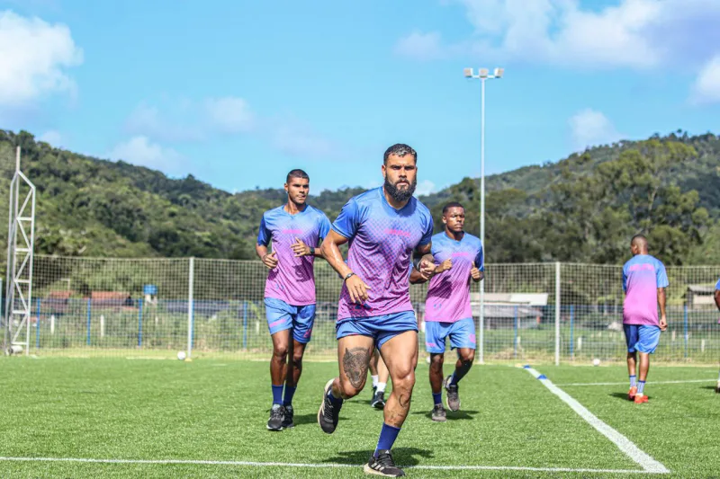 Caravaggio realiza treino no CT do Barra