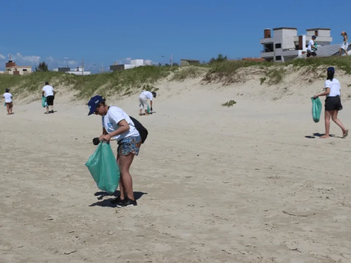 Balneário Gaivota realiza mutirão de limpeza da orla