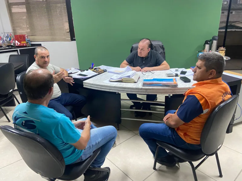 Prefeito Neguinho discute soluções para ponte interditada e desassoreamento do Rio Sangão