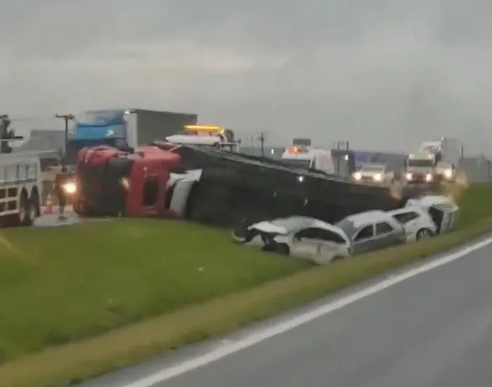 Caminhão-cegonha carregado com carros tomba e causa lentidão na BR-101 em Sangão