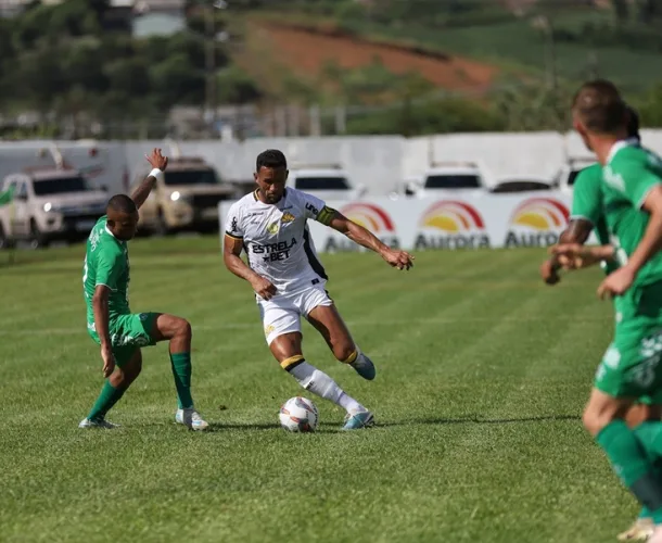 Gramado ruim e calor forte foram os destaques do empate entre Chapecoense e Criciúma, em Xanxerê