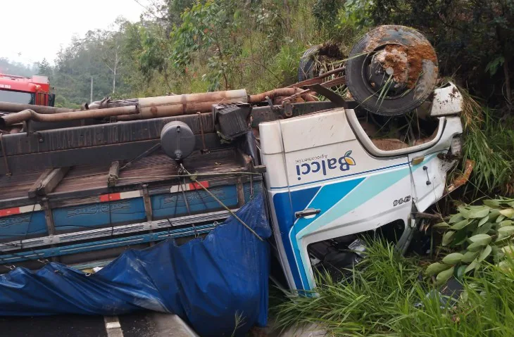 Caminhão carregado de milho capota em Lauro Müller