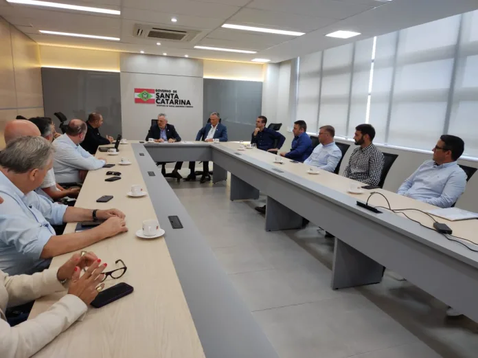 Futuro do Aeroporto de Jaguaruna é debatido em reunião