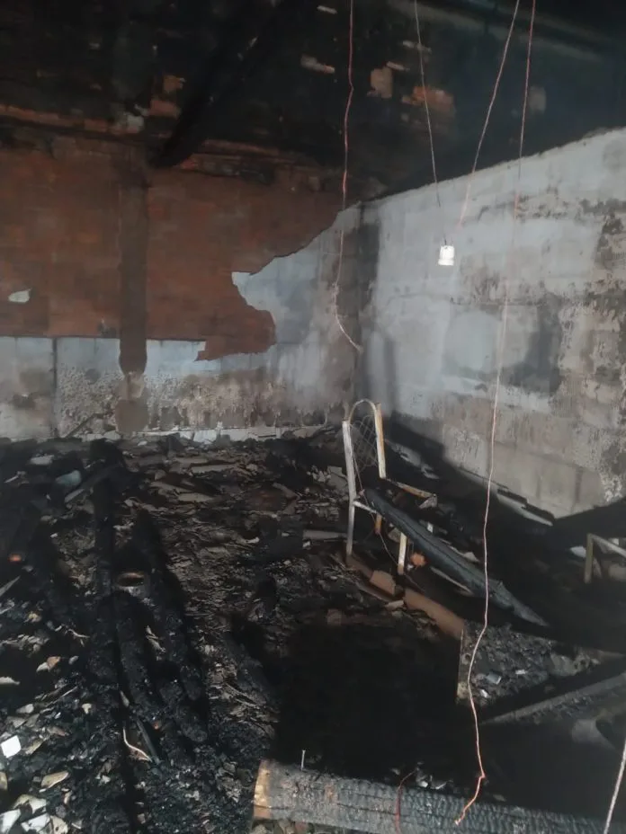 Incêndio deixa residência completamente destruída em Criciúma