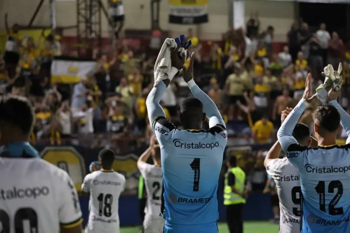 Tigre repudia ato de racismo sofrido pelo goleiro Caíque