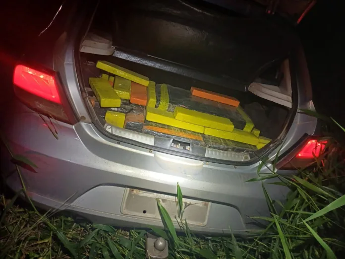 PRF persegue veículo e apreende 194 tabletes de maconha na BR-101