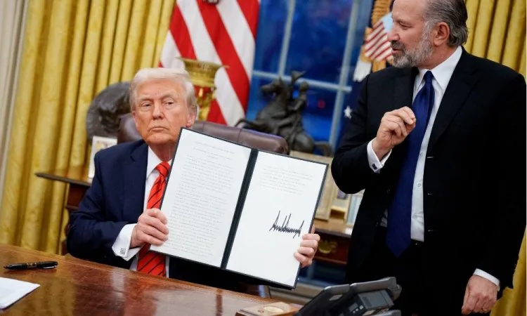 Trump assina decreto que impõe tarifa de 25% em importações de alumínio e aço