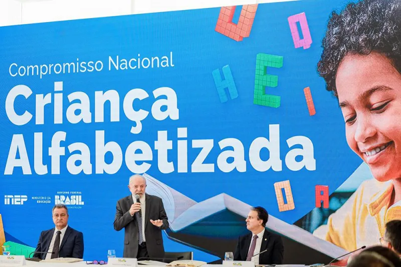 Lula: 'Esse país só vai dar certo quando a classe média voltar para a escola pública'