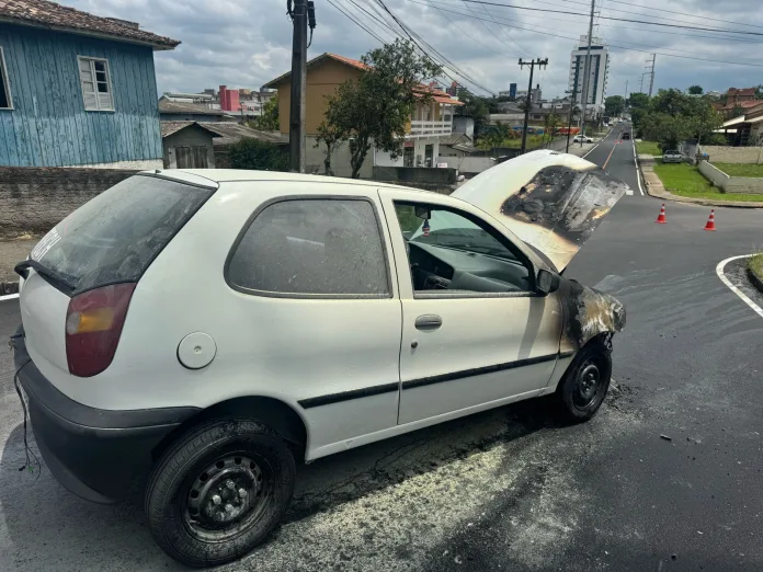 Veículo pega fogo em Criciúma
