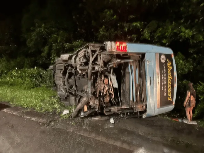 Acidente entre ônibus com destino a Criciúma e caminhões deixa 15 feridos