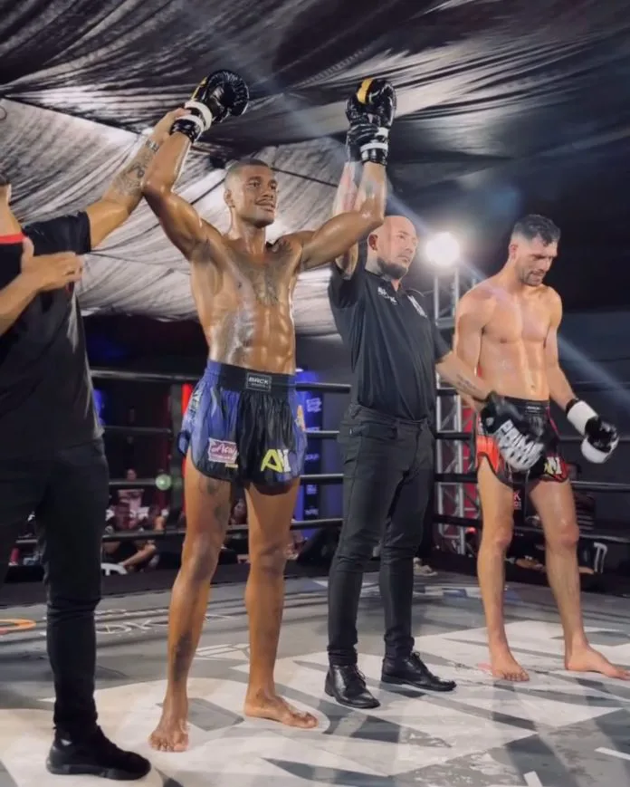 Lutador de Muay Thai criciumense vence revanche com nocaute no quinto roud