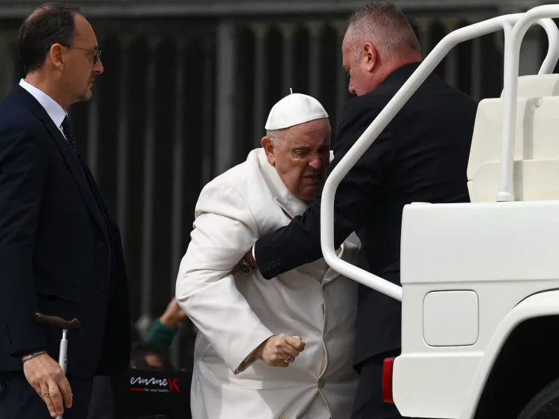 Papa Francisco apresenta melhora, mas estado de saúde ainda inspira cuidados