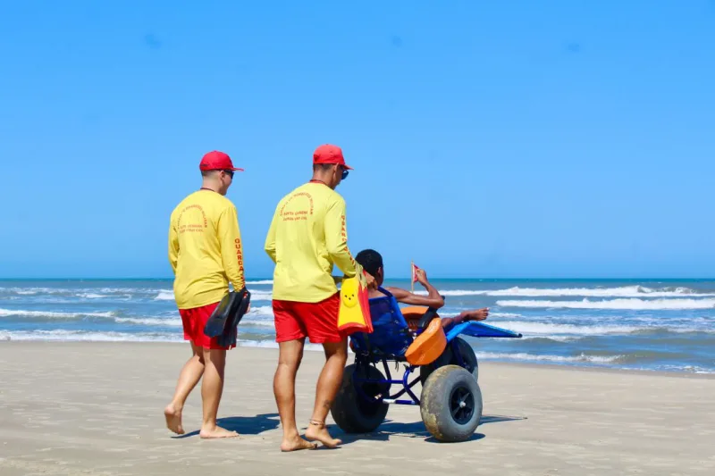 Bombeiros proporcionam dia de praia para alunos da APAE de Morro da Fumaça